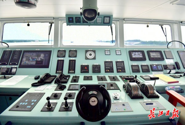 驾驶室工作台上布满操舵手柄,x波段雷达显示单元,航行灯板,视频监控