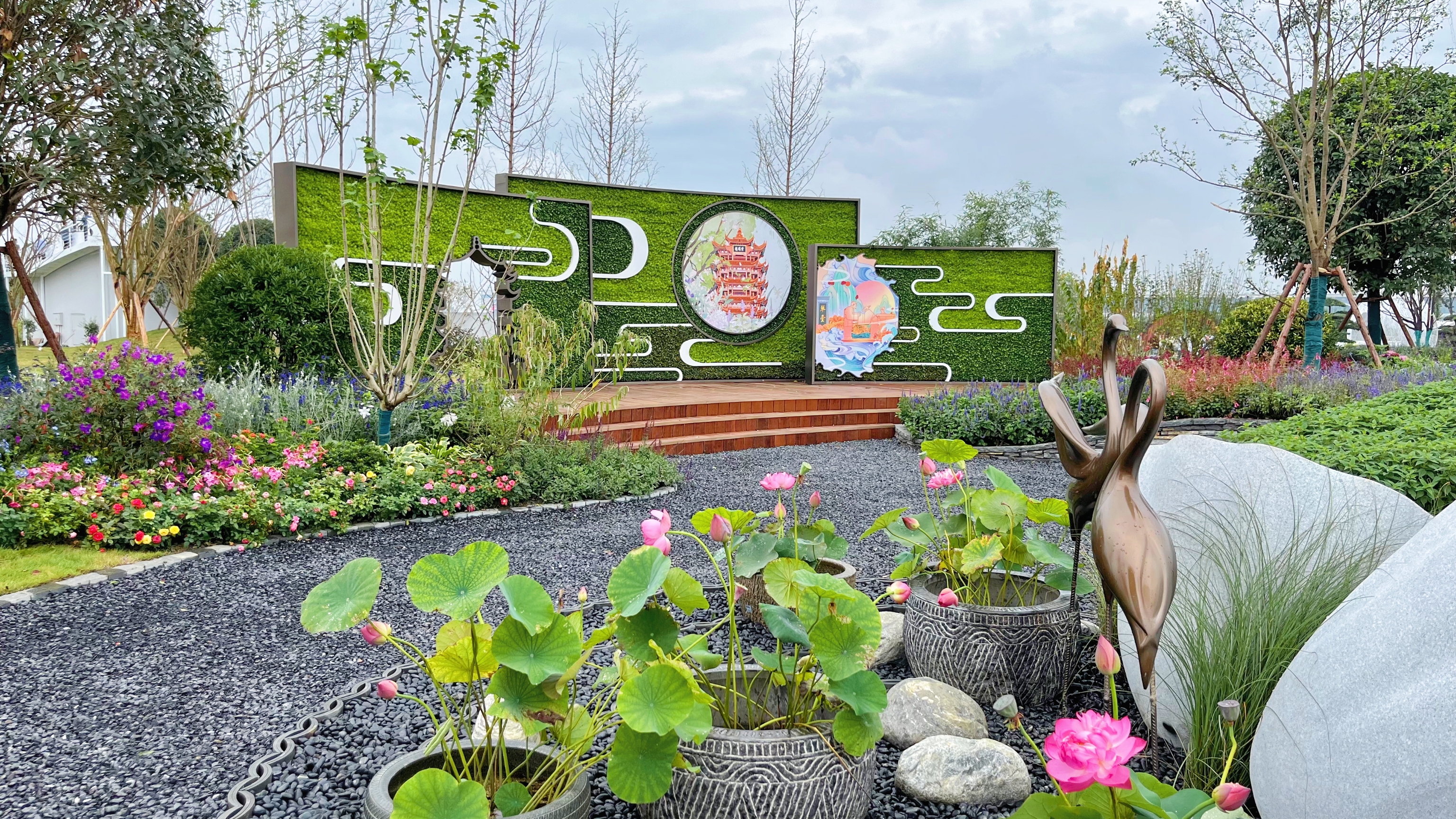 花展上,"武汉园"占地400平方米,以"花漾武汉·与美好生活相遇"为主题